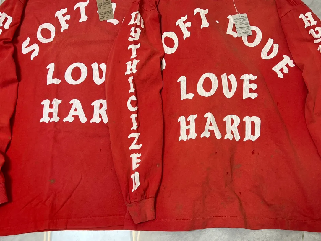 Proofing VS Authentic SAINT M×××××x SOFT LOVE LS_TEE/RED SOFT LOVE Red ripped long tee Washed red S-XL Garment dyeing Multi-digit frayed and worn Original uniform cracked retro print Multi-digit hand-made graffiti and splashed ink